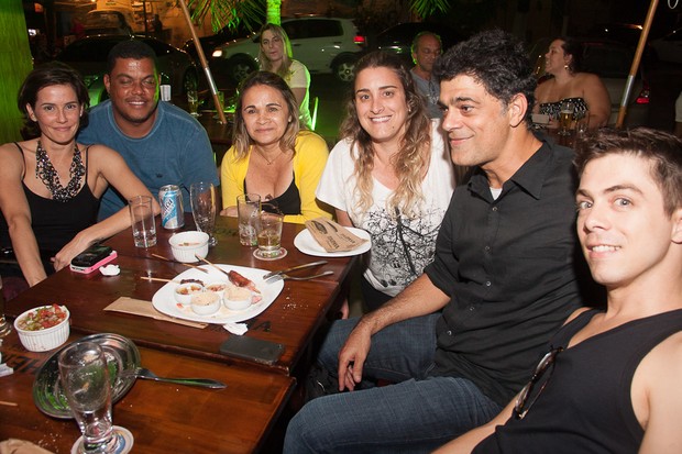 Deborah Secco e Eduardo Moscovis com a produção de ‘Louco por elas’ em restaurante no Rio (Foto: Derick Abreu/ Divulgação)