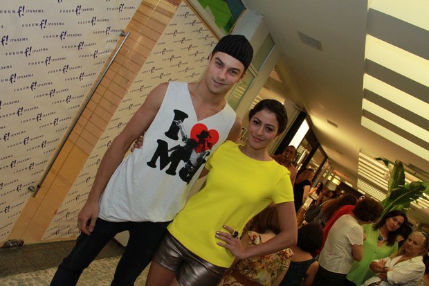 Carol Castro com o Namorado em evento na Galeria Forum em Ipanema (Foto: Thyago Andrade/Foto Rio News)