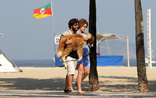 Gravação do filme Mato sem cachorro com Bruno Glagliasso e Leandra Leal na orla do Leme (Foto: Wallace Barbosa/AgNews)