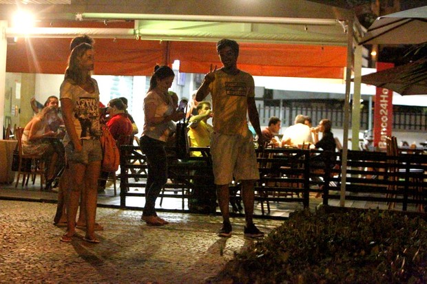 Rodrigo Simas com amigos na Barra da Tijuca, Zona Oeste do Rio (Foto: Delson Silva/ Ag. News)