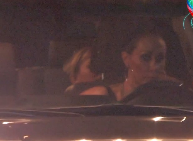 Miley Cyrus no banco de trás do carro dirigido por sua mãe (Foto: Reprodução)