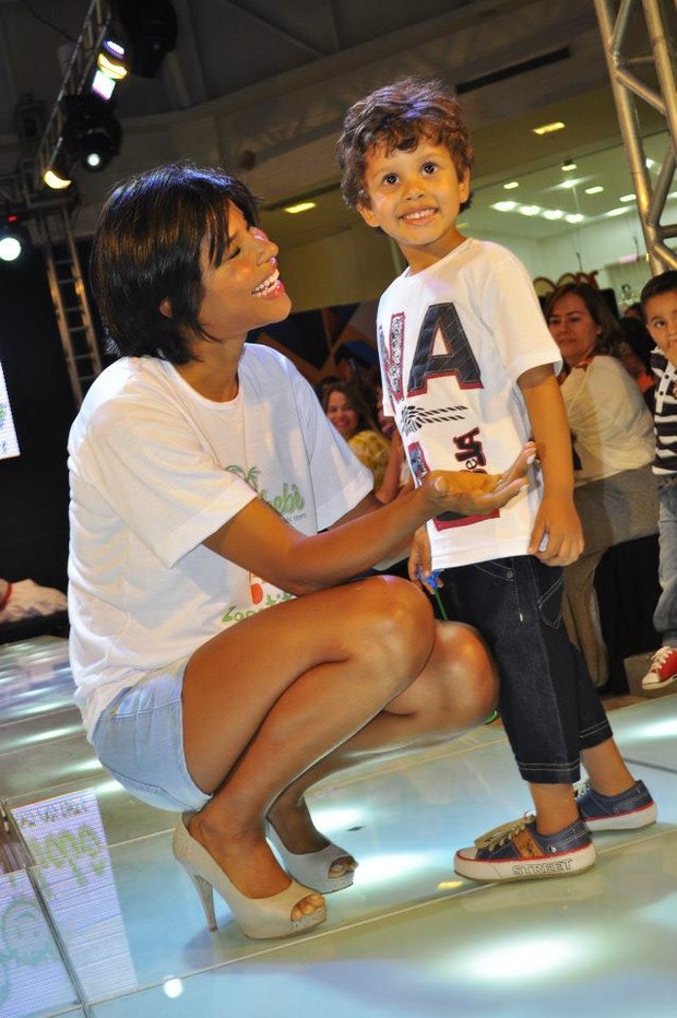 Suyane Moreira posa com o filho (Foto: Divulgação / Lelé Fantim - Eunivan Silva)