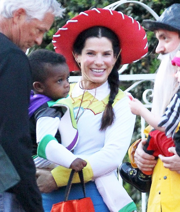 Sandra Bullock e o filho, Louis, se fantasiam de personagens de ‘Toy Story’ para a festa de Halloween da escola dele, em Los Angeles, nos EUA (Foto: X17/ Agência)