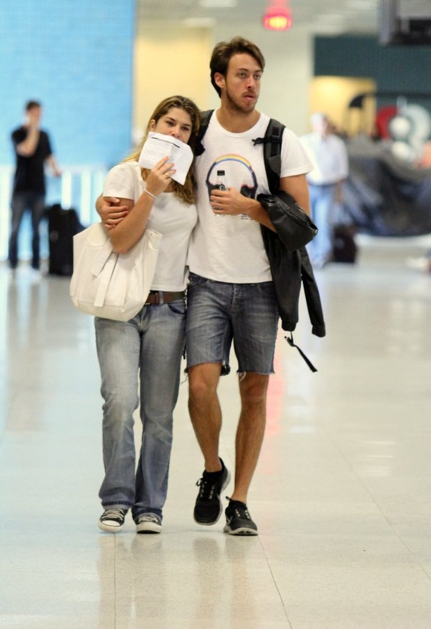 Priscila Fantin com o marido no aeroporto Santos Dumont, no Rio de Janeiro (Foto: Henrique Oliveira / FotoRioNews)