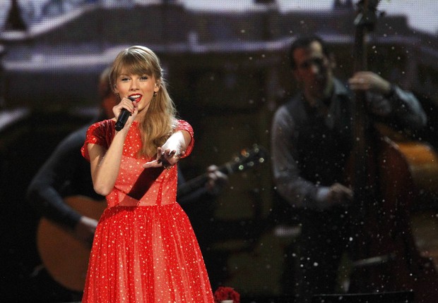 Taylor Swift se apresenta na 46ª edição do Country Music Association Awards, em Nashville, nos Estados Unidos (Foto: Harrison McClary/ Reuters/ Agência)