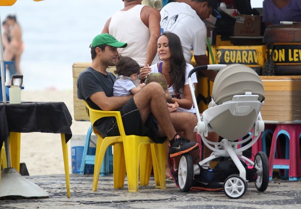 Ricardo Pereira com sua família na orla do Leblon, RJ (Foto: Wallace Barbosa/AgNews)