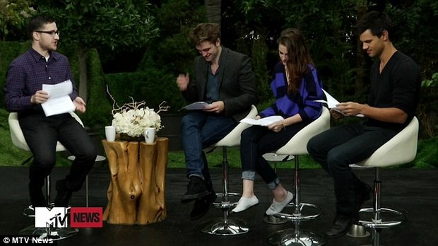 Kirsten Stewart e Robert Pattinson em programa de TV (Foto: Reprodução / MTV News)
