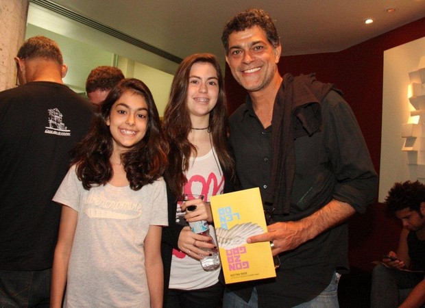 Eduardo MOscovis com as filhas Gabriela e Sofia em musical no Rio (Foto: Onofre Veras/AgNews)