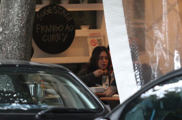 Alessandra Negrine almoça com o namorado no Leblon, no Rio de Janeiro (Foto: Wallace Barbosa/AgNews)
