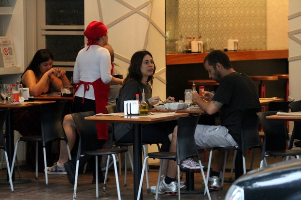 Alessandra Negrine almoça com o namorado no Leblon, no Rio de Janeiro (Foto: Wallace Barbosa/AgNews)