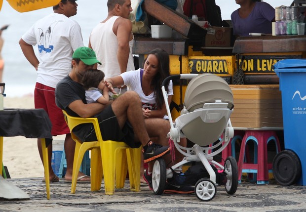 Ricardo Pereira com sua família na orla do Leblon, RJ (Foto: Wallace Barbosa/AgNews)