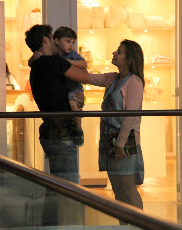Thiago Rodrigues com a mulher, Cristiane Dias, e o filho, Gabriel, em shopping no Rio (Foto: Daniel Delmiro/AgNews)