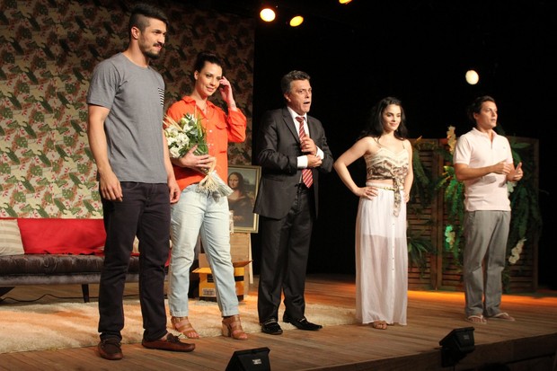 O elenco recebe os aplausos (Foto: Marcello Sá Barretto  e Thyago Andrade - Foto Rio News)
