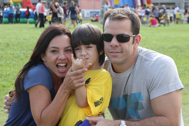 Carla Marins com filho e marido (Foto: Marcello Sá Barreto/Fotorio News)