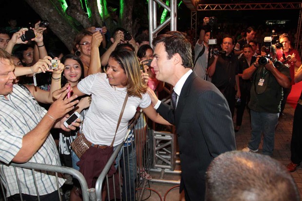Carlos Casagrande atende fãs (Foto: Orlando Oliveira / AgNews)
