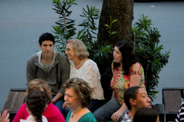 Reynaldo Gianecchini vai com a mãe, Dona Heloísa, a teatro no Rio (Foto: Fausto Candelária/ Ag. News)