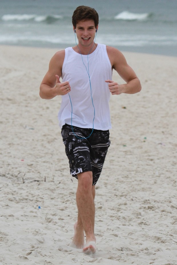Jonatas Faro corre na praia da Barra da Tijuca, RJ (Foto: Dilson Silva / Agnews)