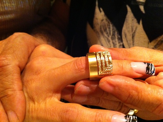 Ângela Bismarchi ganha anel com brilhantes do marido no seu aniversário (Foto: Divulgação)