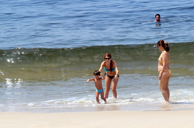 Mariah Rocha com seu filho e sua mãe na praia de Ipanema (Foto: Wallace Barbosa/AgNews)