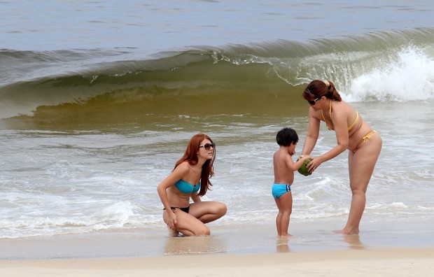 Mariah Rocha com seu filho e sua mãe na praia de Ipanema (Foto: Wallace Barbosa/AgNews)