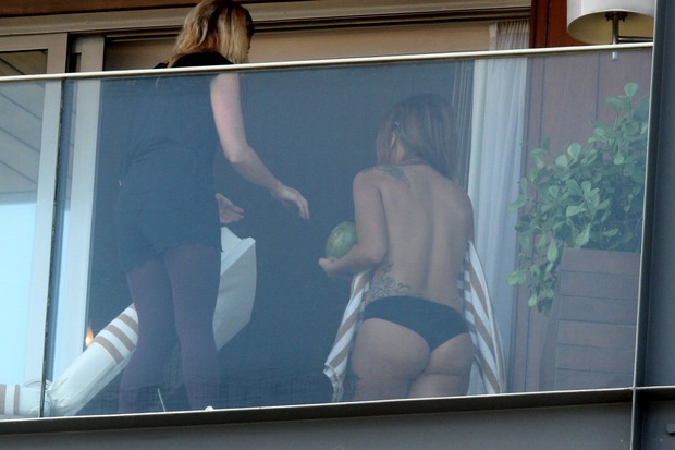 Lady Gaga aparece de calcinha na sacado do hotel (Foto: Fotorio News)
