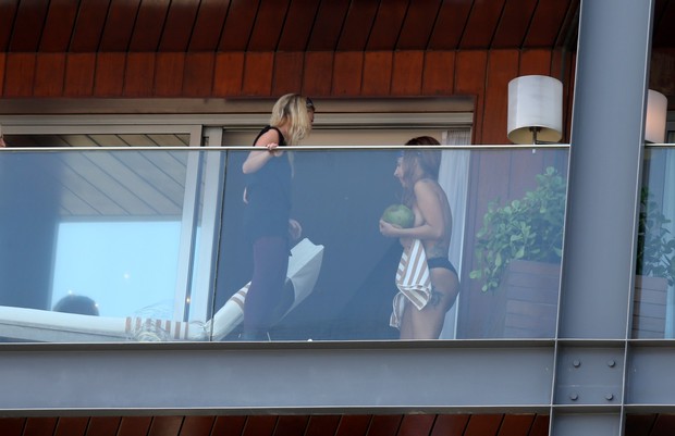 Lady Gaga aparece só de calcinha na sacada do hotel no RJ (Foto: Gabriel Reis / AgNews)