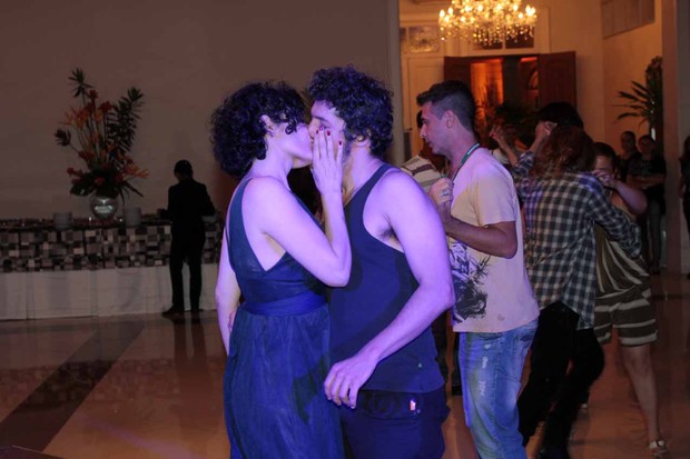 Letícia Sabatella e o namorado, Fernando Alves Pinto, em evento em Manaus (Foto: Orlando Oliveira/ Ag. News)