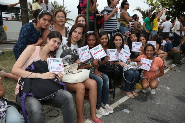 Lady Gaga distribui pizzas para fãs (Foto: Delson Silva / agnews)