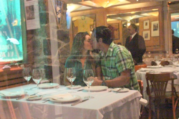 Carlos Machado e a noiva de beijam em jantar (Foto: Fausto Candelária/Ag News)