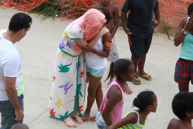Lady Gaga visitando Obra Social no Morro do Cantagalo, RJ (Foto: FotoRioNews)