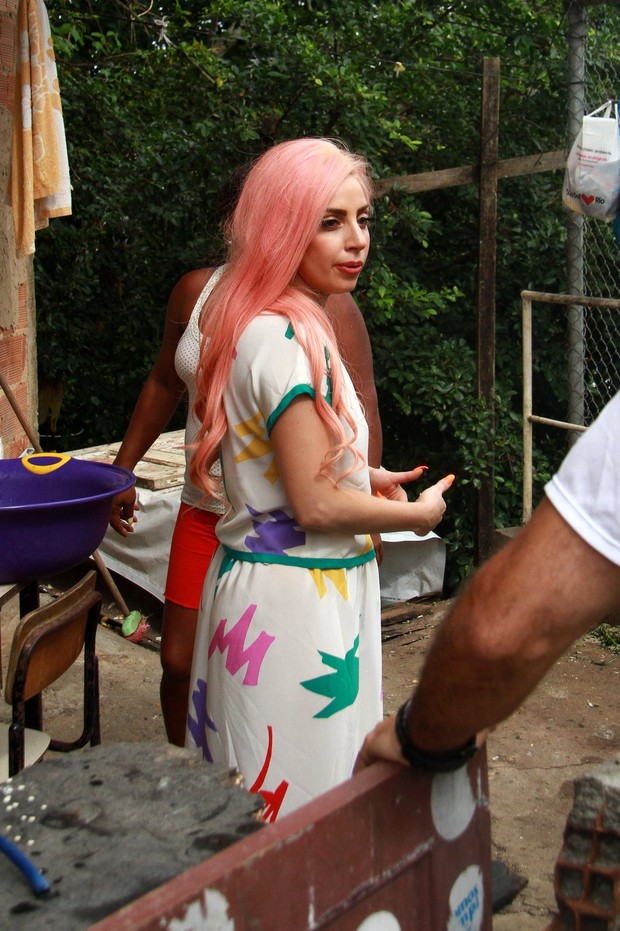 Lady Gaga visitando Obra Social no Morro do Cantagalo, RJ (Foto: FotoRioNews)