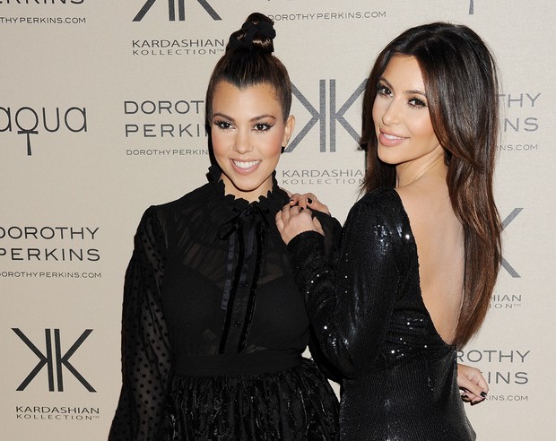 Kourtney Kardashian e Kim Kardashian em evento de moda em Londres, na Inglaterra (Foto: Dave M. Benett/ Getty Images/ Agência)