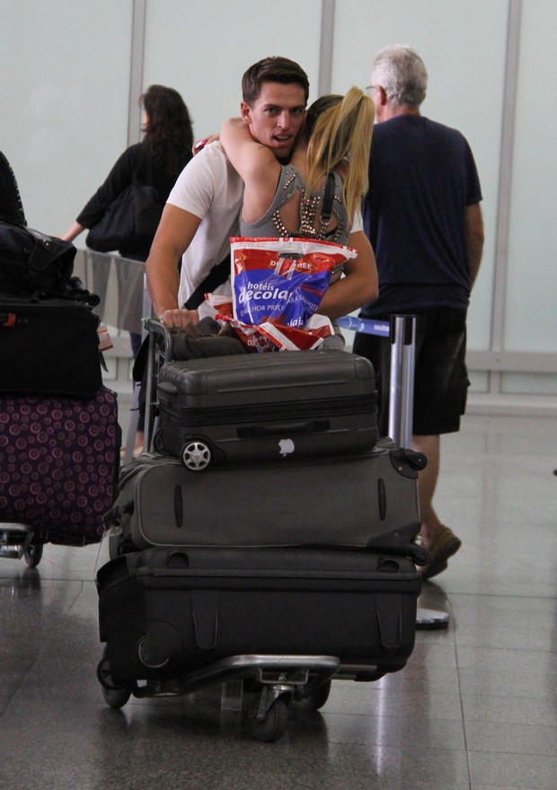 Danielle Winits encontra o namorado no aeroporto  (Foto: Daniel Delmiro / AgNews)