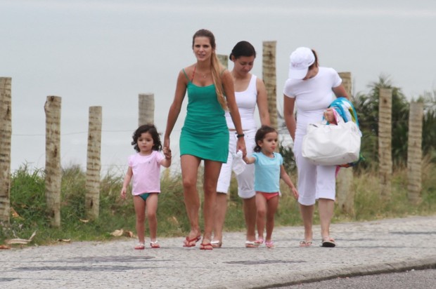 Mulher do cantor Luciano com filhas na praia da Barra da Tijuca, RJ (Foto: Dilson Silva / Agnews)