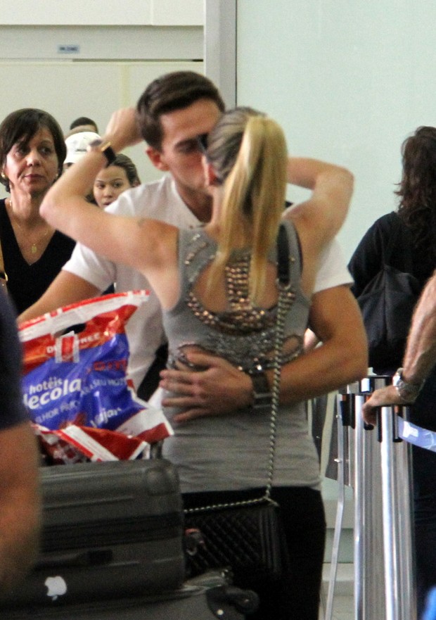 Danielle Winits encontra o namorado no aeroporto  (Foto: Daniel Delmiro / AgNews)