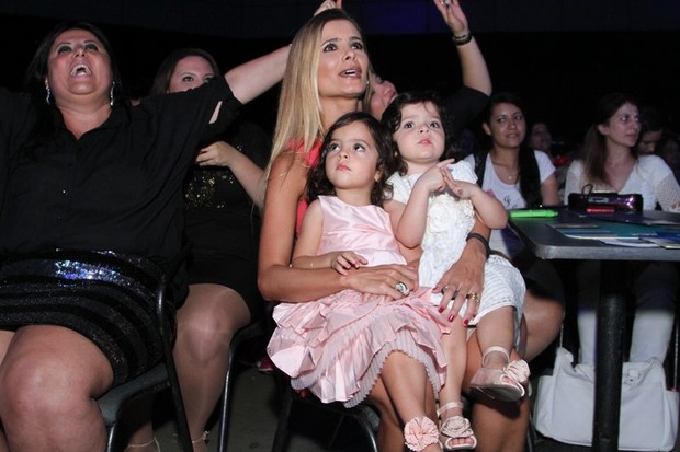 Flavia Camargo e as filhas no show de Zeze di Camargo e Luciano (Foto: Anderson Borde / AgNews)