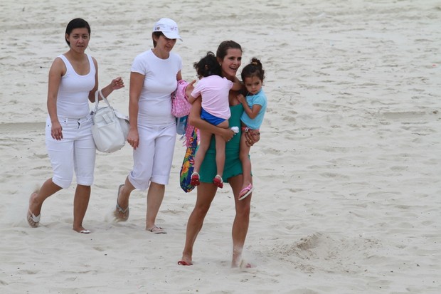 Mulher do cantor Luciano com filhas na praia da Barra da Tijuca, RJ (Foto: Dilson Silva / Agnews)