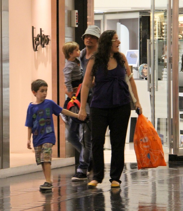Wagner Moura passeia com a família em shopping (Foto: Daniel Delmiro/AgNews)