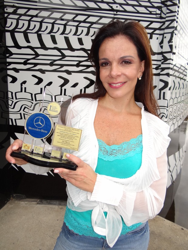 Sula Miranda recebe prêmio (Foto: Kim Mello/Divulgação)
