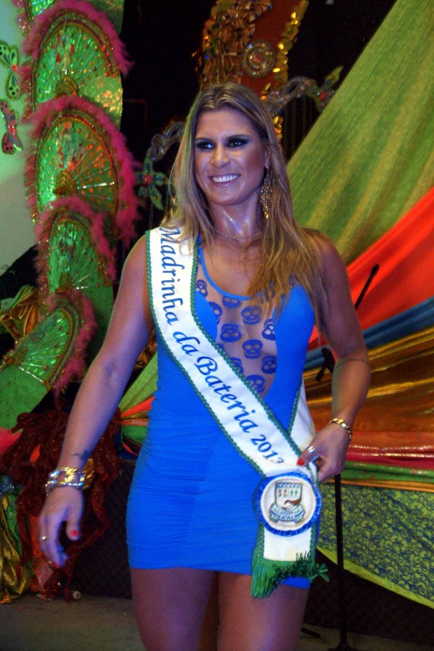 Elen Pinheiro é coroada madrinha de bateria da Vila Maria (Foto: Paduardo / AgNews)