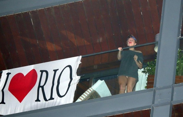 Lady Gaga aparece na janela de hotel antes de deixar o Rio (Foto: Agnews)