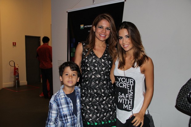 Nívea Stelmann posa com o filho e Pérola Faria em evento no Rio (Foto: Rogério Fidalgo/Ag News)