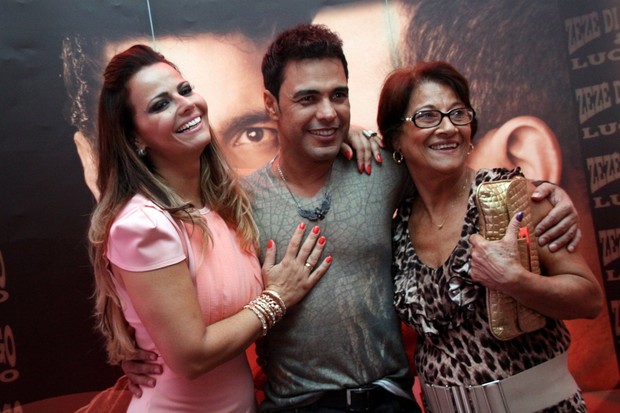 Viviane Araújo leva a mãe para conhecer Zezé di Camargo após o show (Foto: Graça Paes/Foto Rio News)