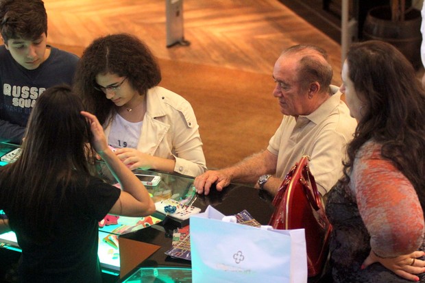 Renato Aragão e a família no shopping (Foto: Marcus Pavão/Ag News)