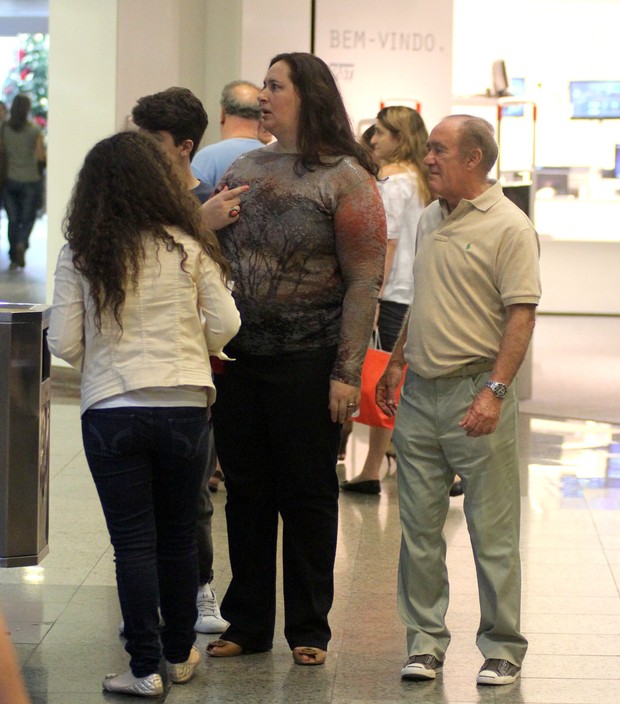 Renato Aragão e a família no shopping (Foto: Marcus Pavão/Ag News)