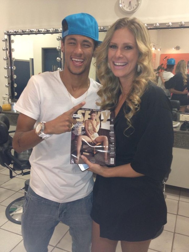 Neymar tieta caldeirete que é capa da 'Sexy' (Foto: Reprodução / Twitter)