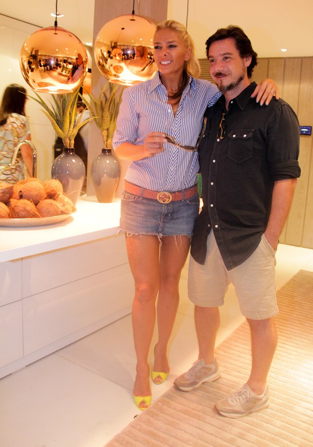 Adriane Galisteu com o marido em mostra de decoração em São Paulo (Foto: Milene Cardoso/AgNews)