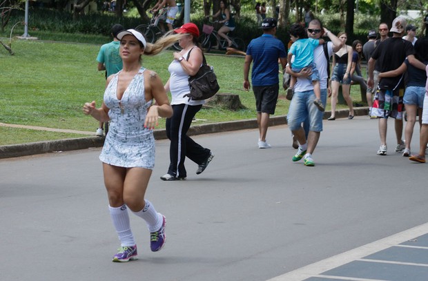 Ana Paula Minerato corre no Parque do Ibirapuera (Foto: Amauri Nehn/AgNews)