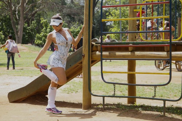 Ana Paula Minerato se alonga no Parque do Ibirapuera (Foto: Amauri Nehn/AgNews)