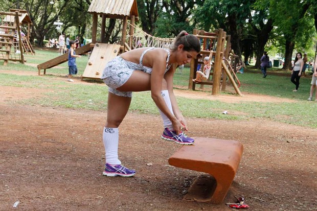 Ana Paula Minerato se alonga no Parque do Ibirapuera (Foto: Amauri Nehn/AgNews)